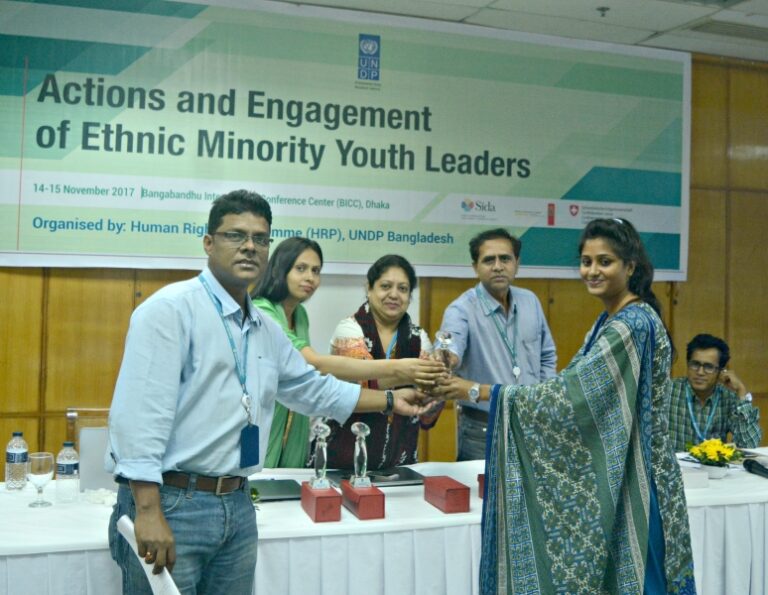 Photo of Sumita Rabidas receiving her UNDP Youth Leader award