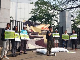 Protestors against the promotion and implementation of Carbon Capture and Storage (CCS) in front of the Jakarta International and Indonesia CCS Forum 2024. Credit: Imam Shofwan