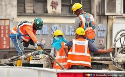 Four workers working on construction. Credit: Free Malaysia Today
