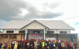 Participants in the Front Justice For Tobias Silak free pulpim at Ruko Blok A. Credit: Dony siep/olemah.com