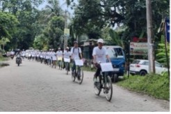 Photo of community environment and climate enthusiastics bicycling in India to raise awareness about climate change. Credit: 