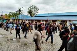 Hundreds of people protest against the 2018 civil servant selection test in front of the Keerom regent's office in Keerom regency, Papua, on Thursday.(Kompas.com/Handout)