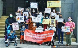 A group of young Malaysian mothers and representatives of Family Frontiers outside the national registration department in June last year. Credit: freeMalaysiatoday