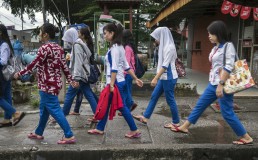 Migrant women walking home from work in Bangladesh. Credit: UN Women/Staton Winter
