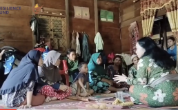 Still of Nukila Evanty talking to women in Pasaman West Sumatra from the video Women' s Resilience in times of Land Conflict at Air Bangis, Pasaman West Sumatra 5-6 November 2023. Credit: IMA Riau