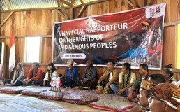 Photo of participants sitting on the floor in a circle briefing Special Rapporteur on Indigenous Rights in East Nusa Tenggara Province (NTT), Indonesia. Credit: Tempo