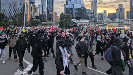 Thousands marching against the Land Forces weapons expo at the Melbourne Exhibition Centre, 11 September 2024. Credit: X/@vic_socialists