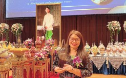 Yuyun Wahyuningrum with her 2024 Outstanding Alumna Award from Mahidol University. Credit: Yuyun Wahyuningrum/Twitter