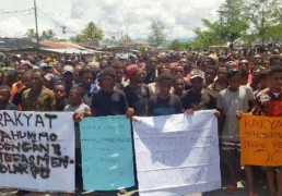 Papuans hold a rally to oppose the Indonesian government's proposal to break up the country's predominantly Christian provinces in Yahukimo district on March 15. Credit: UCA News